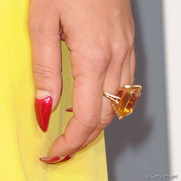Durante o Grammy 2012, a ex-mulher de Wiz Khalifa apostou na nail art meia lua 